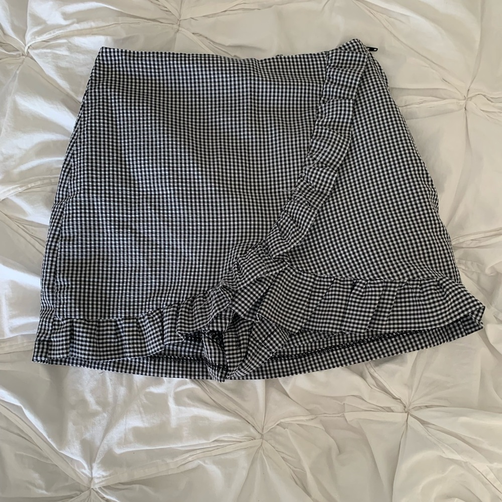 Black and white ruffle skort